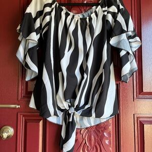 Source Unknown Black and White Wave Pattern Blouse
